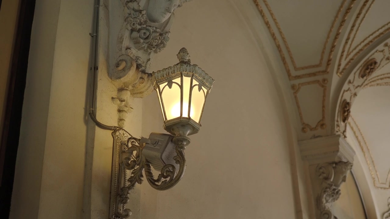 Klasik Mimari Sütuna Monte Edilmiş Süslü Vintage Duvar Lambası