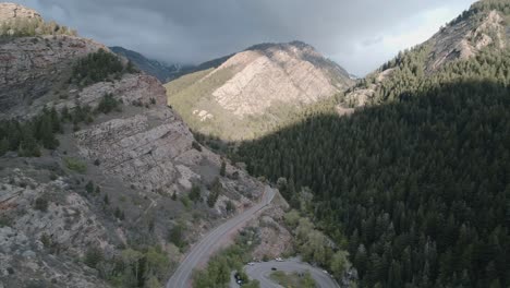 Toma-Panorámica-Lateral-Del-Gran-Cañón-De-Cottonwood,-Utah