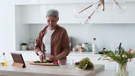 Woman-preparing-a-salad