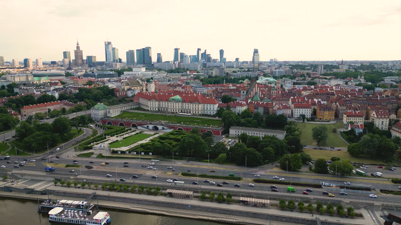 Panorama udara Warsawa, Polandia, di atas sungai Vistula dan pusat kota di kejauhan, termasuk Kota Tua.