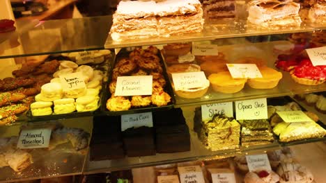 pasteles y pasteles variados en exhibición