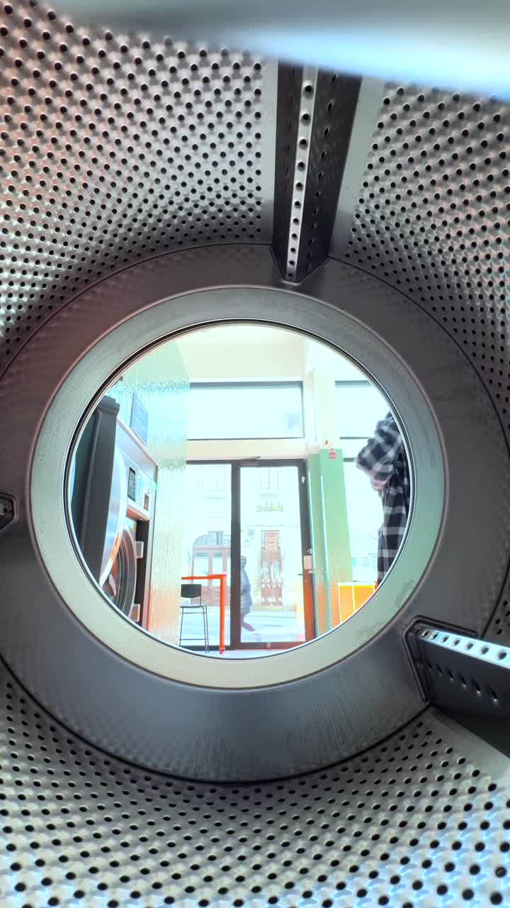 dentro de una lavadora en una lavandería pública