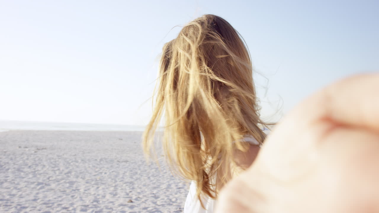 해가 지는 해변에서 휴가 중 미소 짓고 회전하는 셀카를 찍는 아름다운 여성