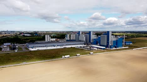 toma aérea de la fábrica cerca de la ciudad volando y descubriendo el fondo