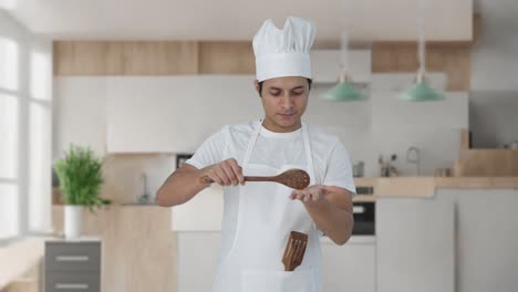 Chef-Profesional-Indio-Probando-Mala-Comida.