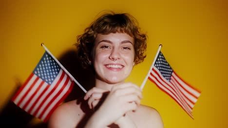 mujer con banderas americanas