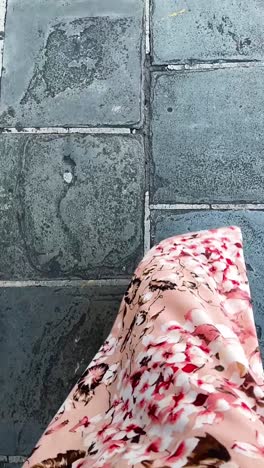 vestido floral rosa en un piso de piedra