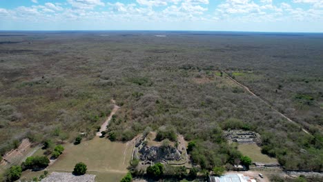 tomada de avión no tripulado de las ruinas mayas abandonadas en la selva de yucatán en méxico