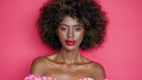 mujer con afro y labios rojos