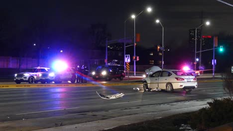 coches de policía cerca de un coche blanco estrellado en una calle de mississauga, canadá