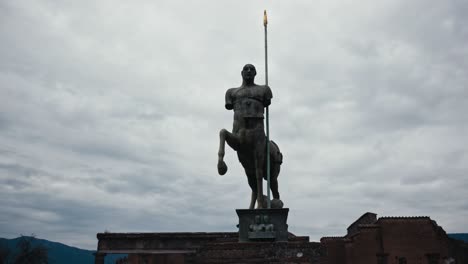 Escultura-De-Centauro-De-Bronce-En-El-Foro-De-Pompeya,-Italia.