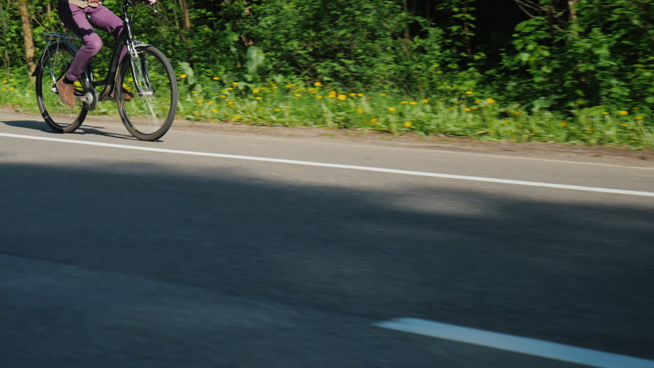 맑은 봄날 자전거를 타는 수염 난 힙스터 2