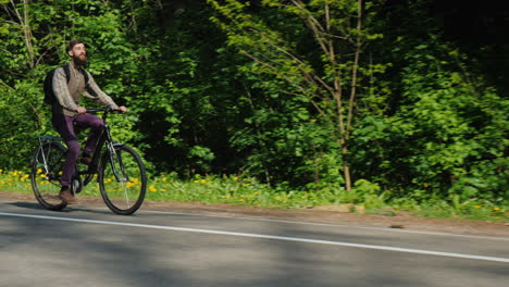 Bärtiger-Hipster,-Der-An-Einem-Klaren-Frühlingstag-Auf-Einem-Fahrrad-Fährt-2