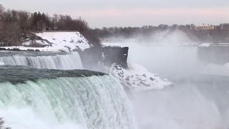 Tiro-Largo-De-Las-Cataratas-Del-Niágara-En-Invierno