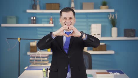 Empresario-Haciendo-Corazón-Con-Las-Manos-Mirando-A-La-Cámara.