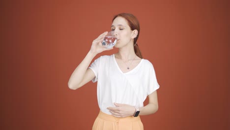 La-Mujer-Está-Bebiendo-Agua.