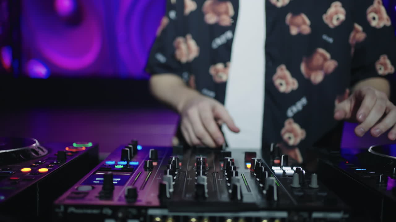 dj actuando en un club nocturno