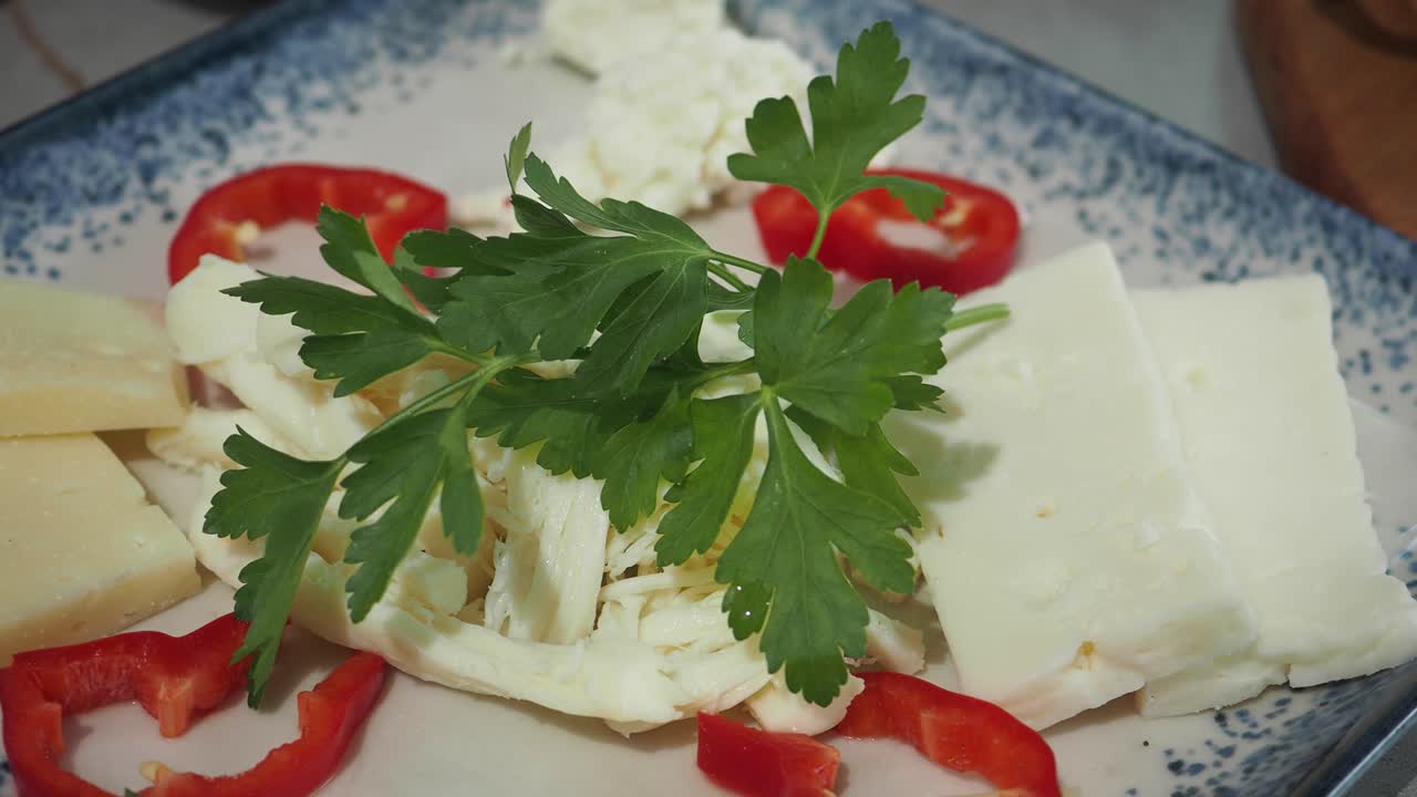 plato de queso turco con perejil y pimientos rojos