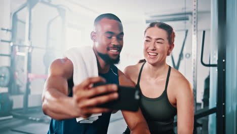 amigos felices tomando una selfie en el gimnasio