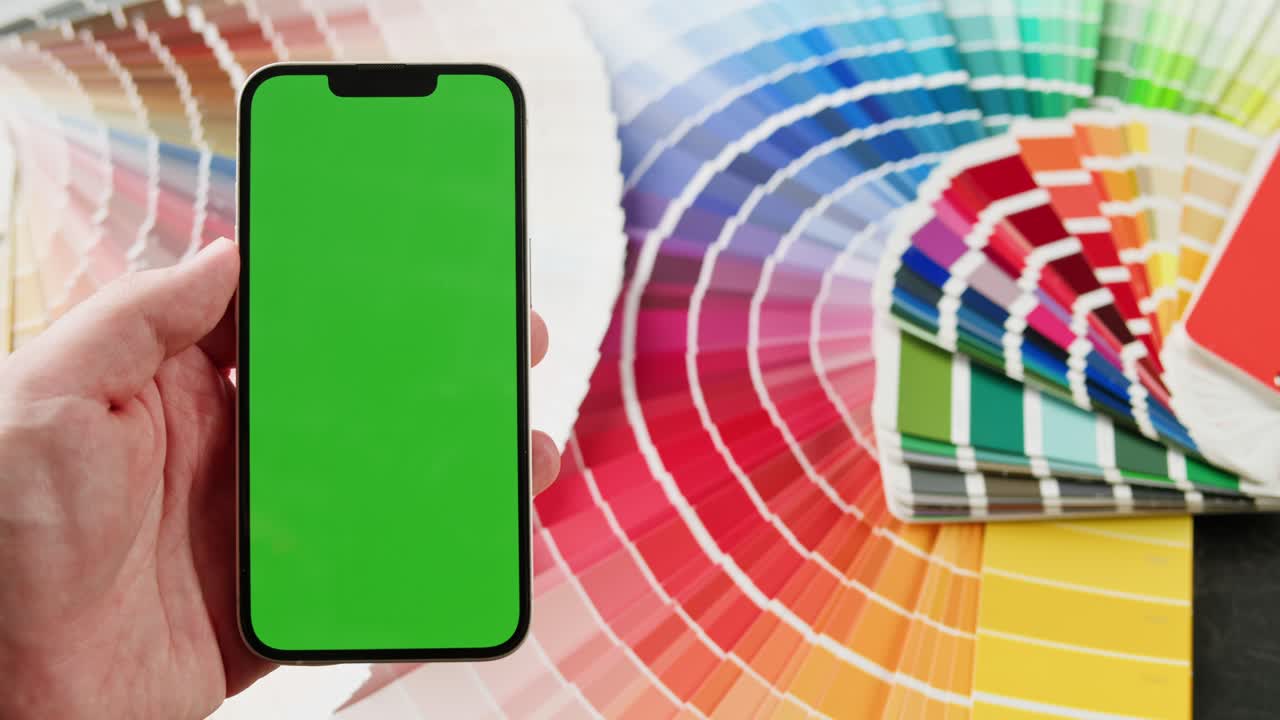 teléfono inteligente con pantalla verde y muestras de color