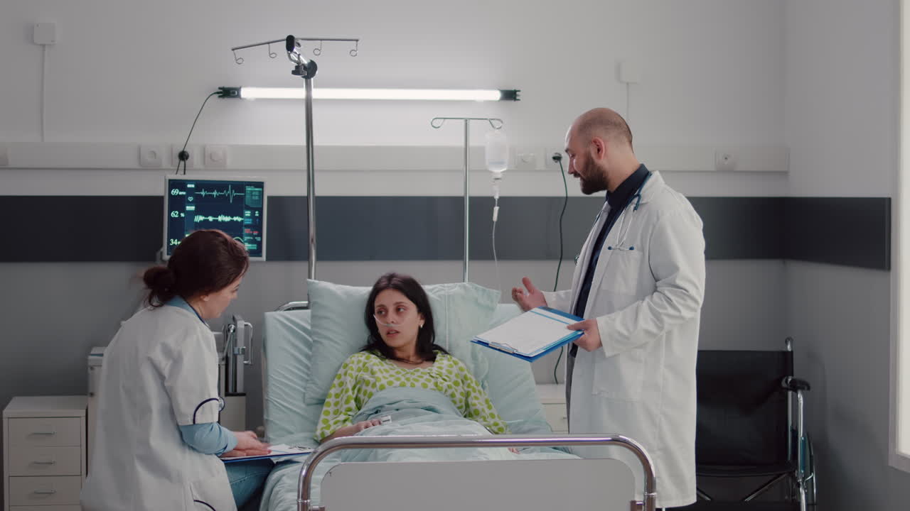 médicos especialistas que supervisan a la mujer enferma discutiendo el tratamiento de la enfermedad