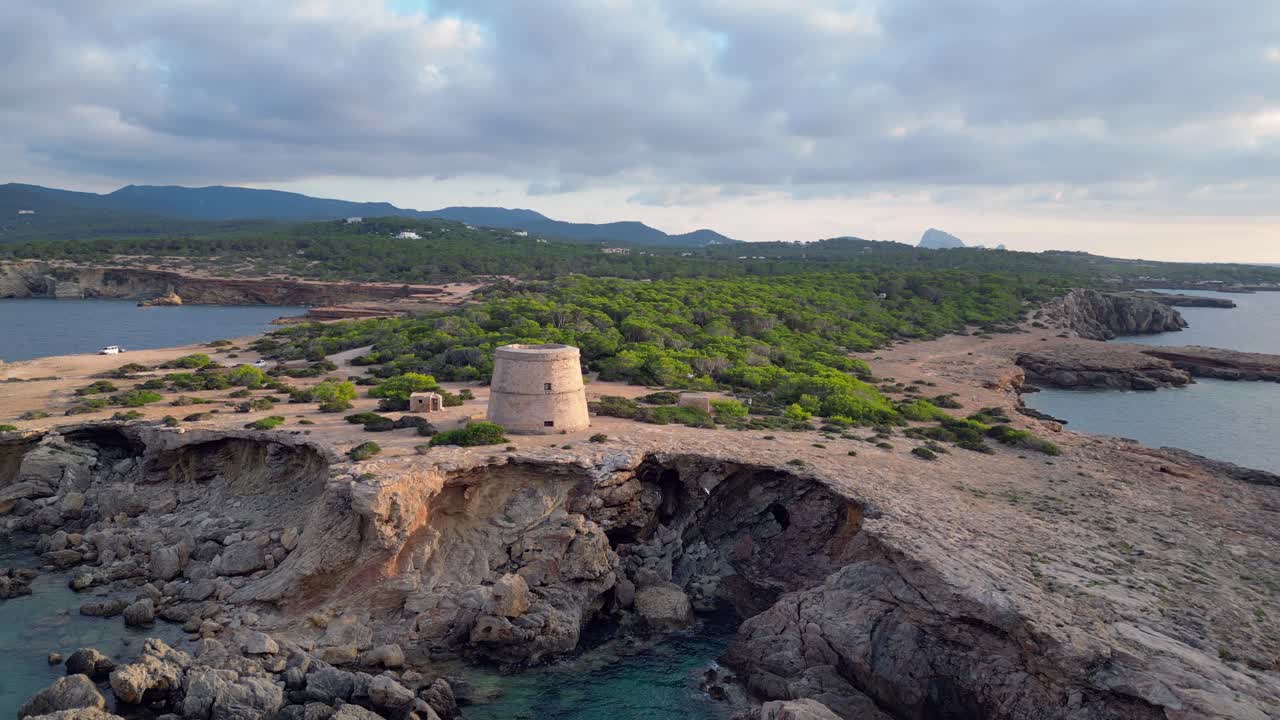 tramonto costiero mediterraneo antica torre storica