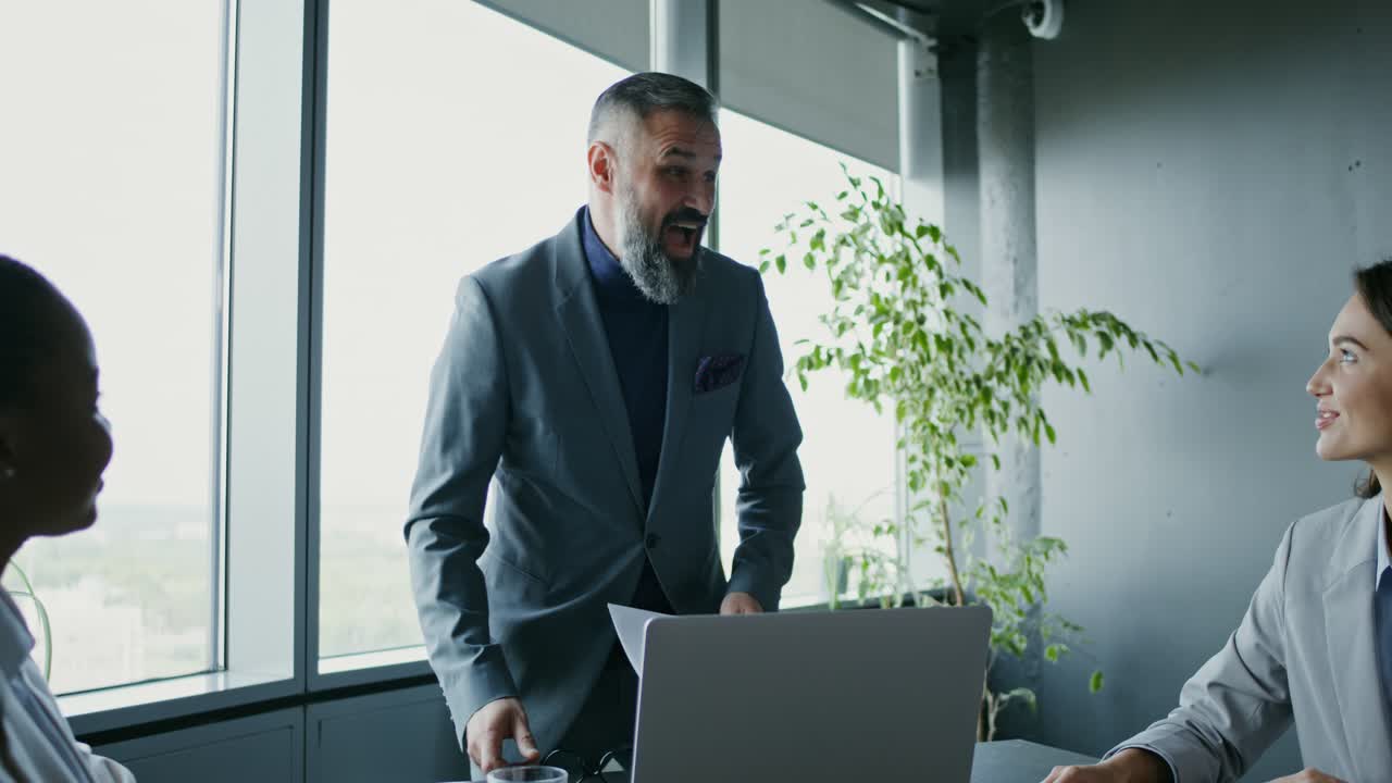 reunión de negocios celebrando el éxito