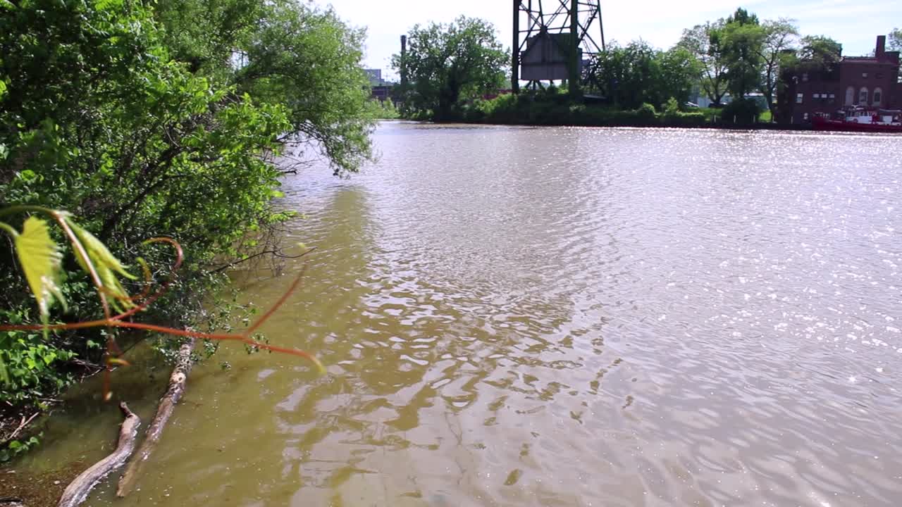 50년 전에 불에 탔던 오하이오 클리블랜드의 쿠야호가 강 격벽