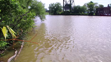 Los-Mamparos-Del-Río-Cuyahoga-En-Cleveland-Ohio-Una-Vez-Quemado-Hace-50-Años