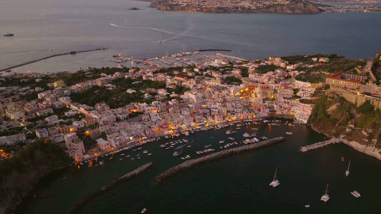 Splendidi filmati aerei che mostrano la vivace città costiera di Procida, in Italia, al crepuscolo