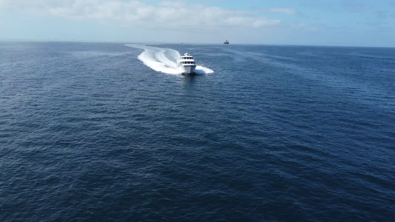 태평양을 날아다니는 값비싼 슈퍼 요트의 긴 해변 공중