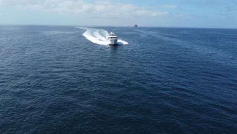 antena de long beach de caro super yate volando a través del océano pacífico