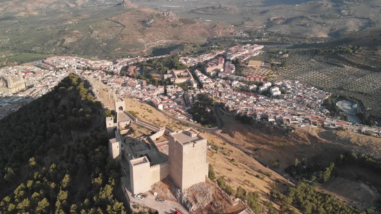 castillo de jaen, españa castillo de jaen volando y tomas terrestres desde este castillo medieval en una tarde de verano, tambien muestra la ciudad de jaen hecha con un drone y una camara de accion a 4k 24fps usando filtros nd-16