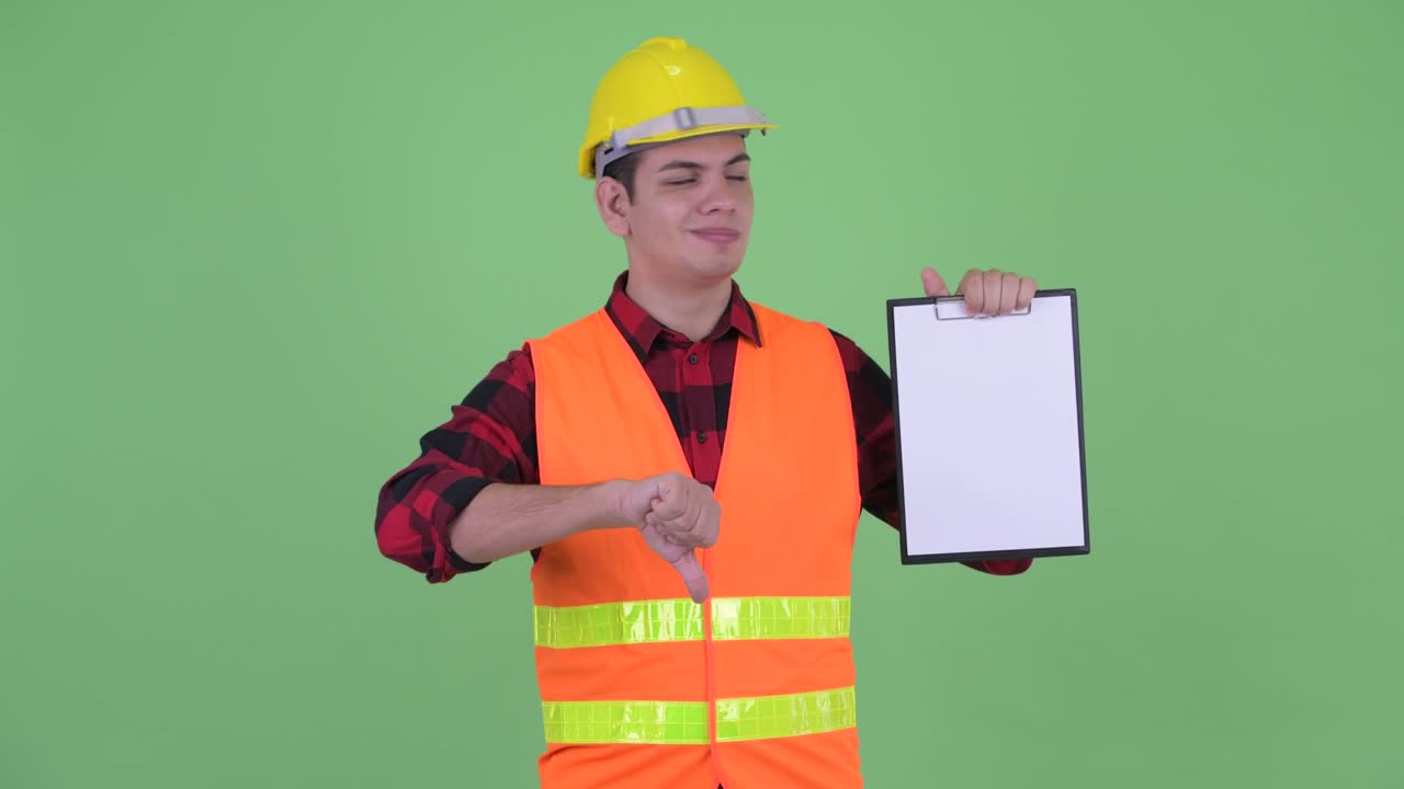 젊은 잘생긴 다민족 남성 건설 노동자