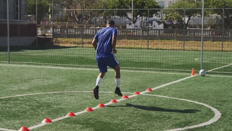 Jugador-De-Fútbol-Entrenando-En-El-Campo