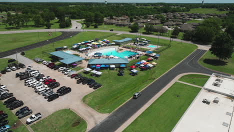 aérea hacia la piscina en el club de natación en siloam springs, arkansas