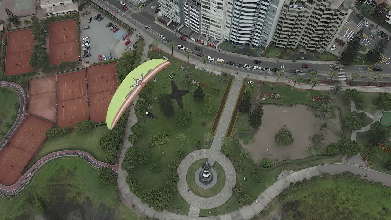 vista aérea única sobre parapente volando sobre el parque faro, lima perú