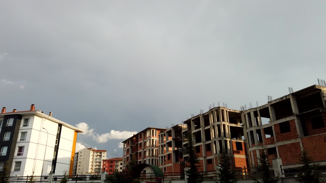 edificios abandonados y cielo con nubes timelapse