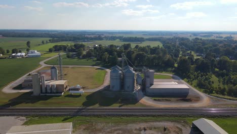 modernas tierras de cultivo de silos reveladas por un dron en el estado de kentucky, ee.uu.