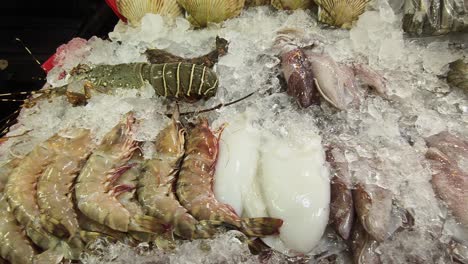 exhibición de mariscos frescos en hielo