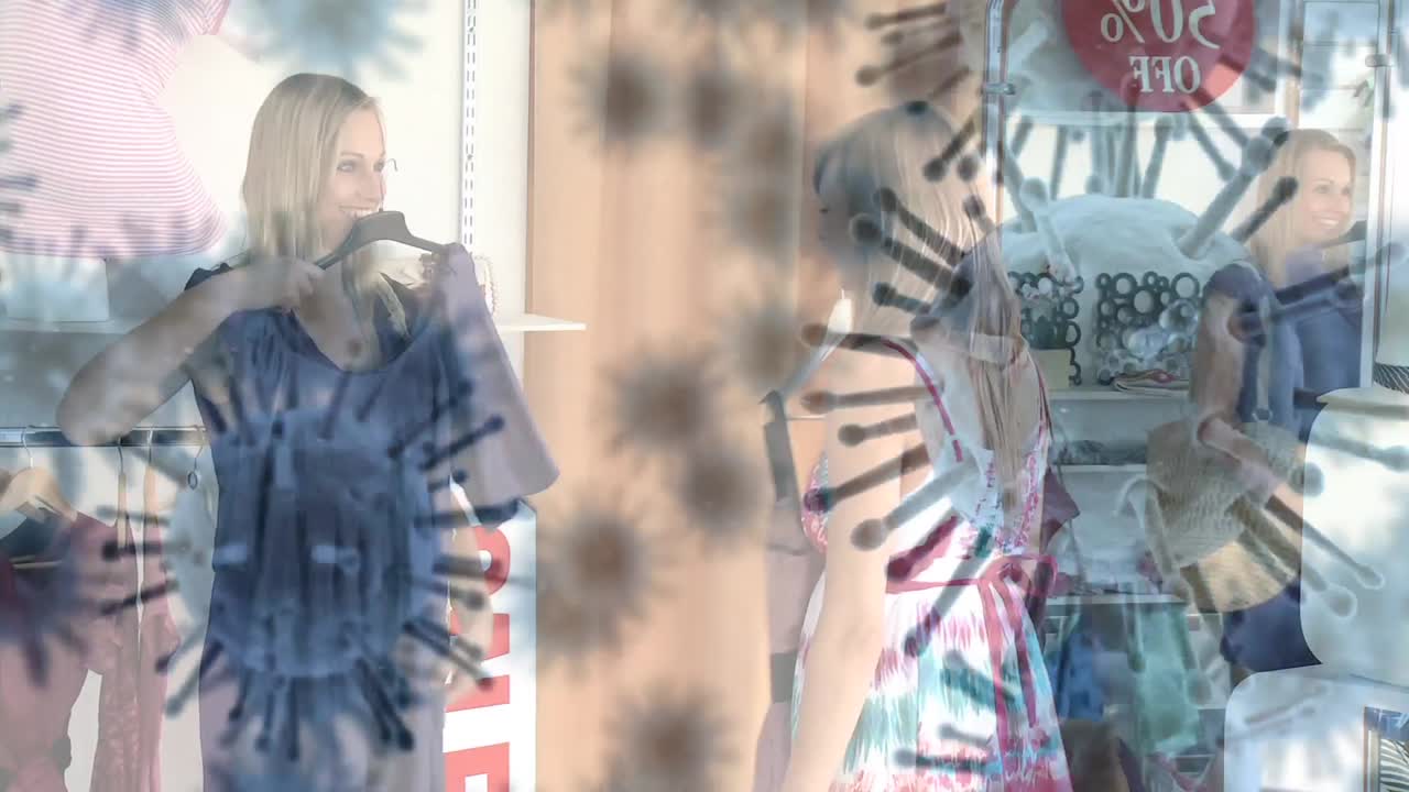 매크로 코로나19 세포가 두 백인 여성 위에 떠다니며 쇼핑하고 드레스에 대해 이야기하는 애니메이션