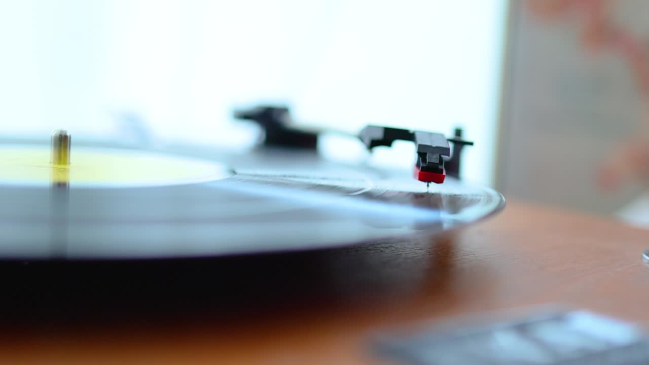 오래된 축음기에서 회전하는 비닐 레코드