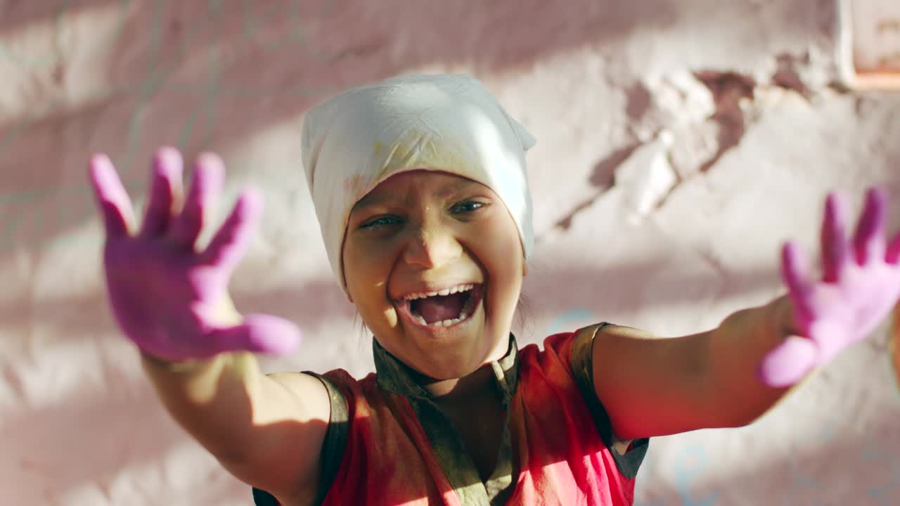 niños celebrando el festival hindú de holi en rajasthan, india