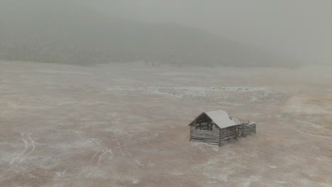 Espacio-Abierto-Hoja-Perenne-Colorado-Primera-Nieve-Campo-De-Hierba-Rojo-Marrón-Granero-De-Caballos-Aéreo-Zumbido-Otoño-Invierno-Tormenta-De-Nieve-Nevado-Montaña-Rocosa-Cordillera-Frontal-Denver-Ciudad-Histórica-Hacia-Atrás-Lentamente-Movimiento