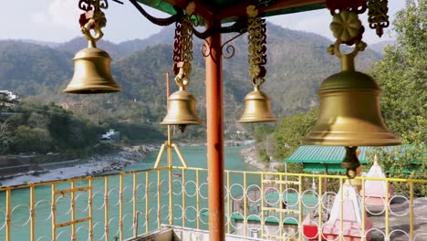 la campana de cobre sagrada religiosa india desde un ángulo bajo se toma en haridwar, uttarakhand, india, el 15 de marzo de 2022