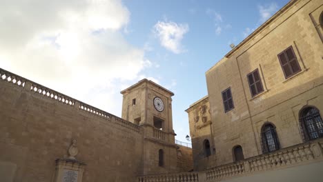 antigua torre del reloj en la plaza principal de la fortaleza de cittadella en el soleado día de invierno