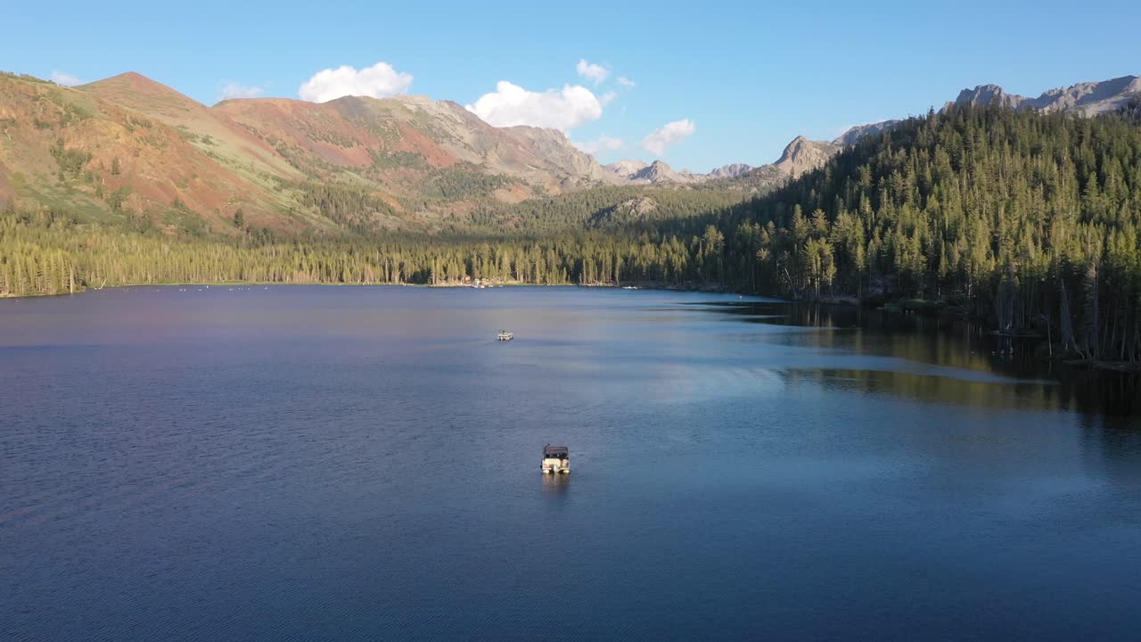 vista aérea del lago tahoe rodeado de bosques y montañas en california, ee.uu. - toma aérea de drones