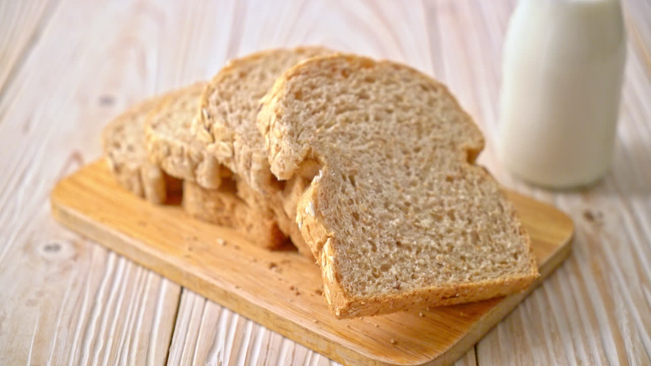 нарезанный цельнозерновой хлеб на деревянном столе