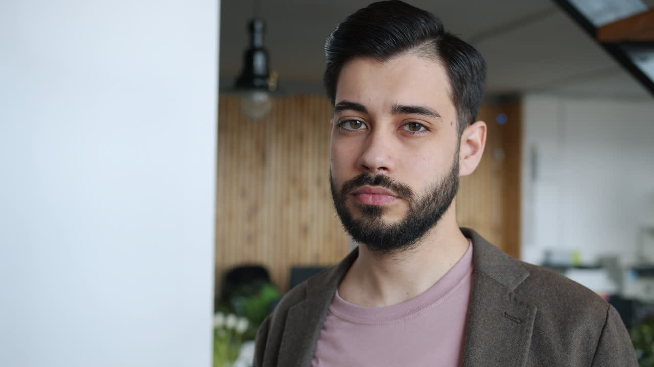 Ritratto di uomo in ufficio
