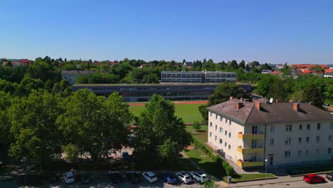 Mistelbach,-Niederösterreich,-Austria---Una-Instalación-Centralizada-Que-Alberga-Varias-Escuelas---Drone-Volando-Hacia-Adelante